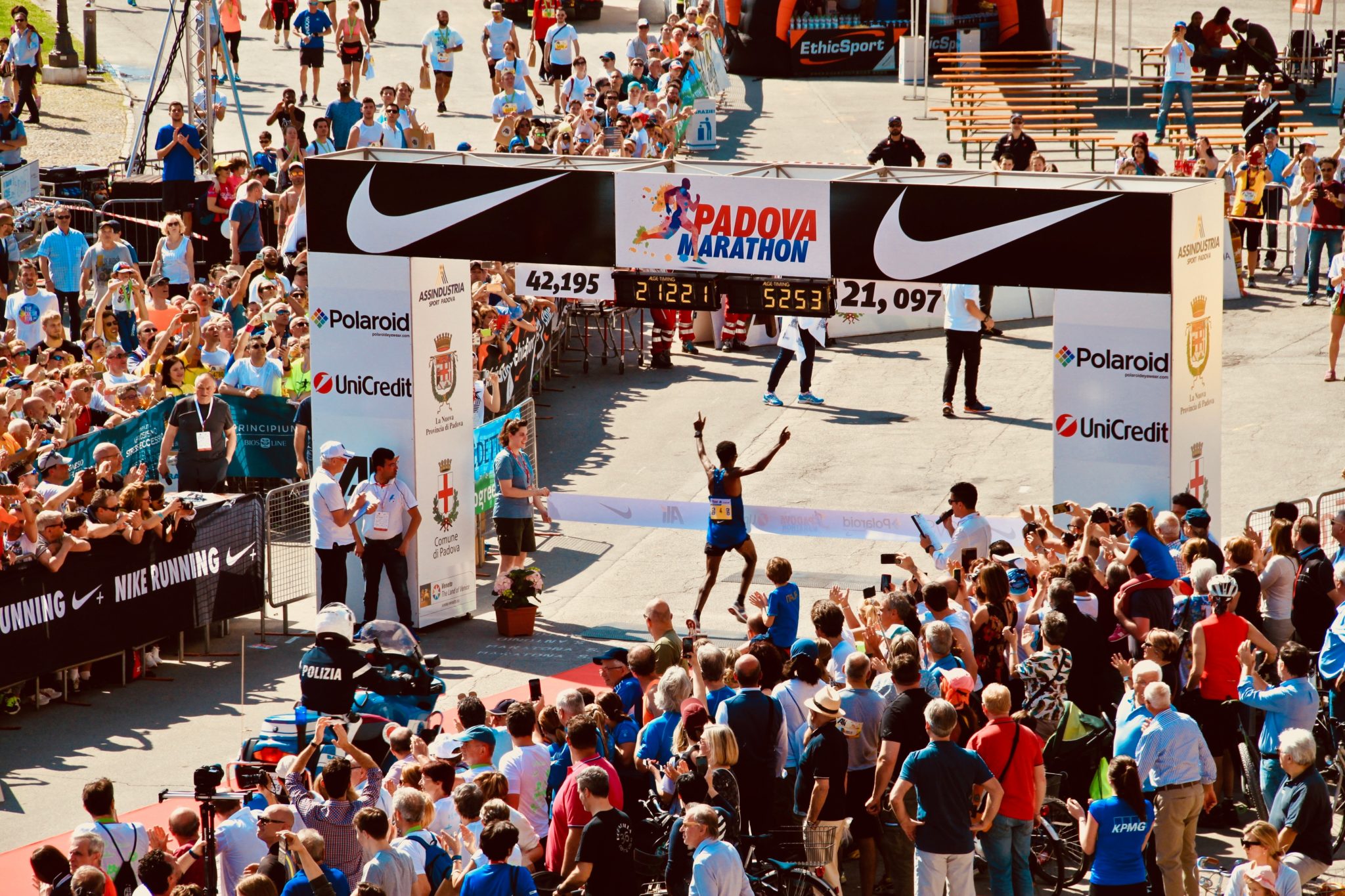 atleta arrivo della maratona